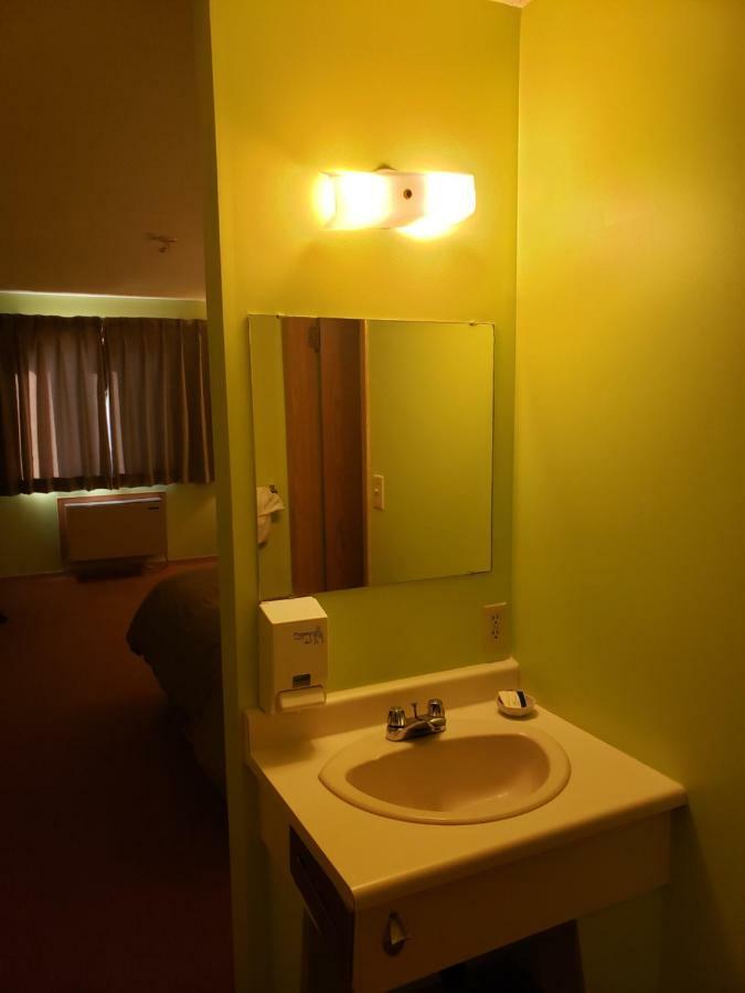 Tower Inn Estevan Kültér fotó