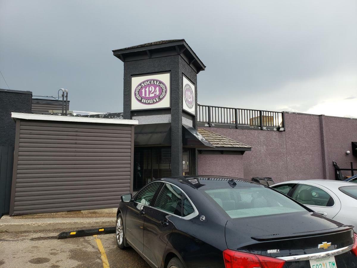 Tower Inn Estevan Kültér fotó