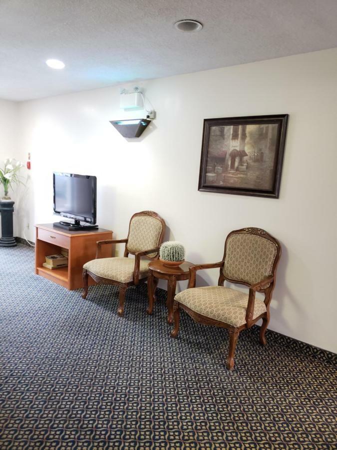 Tower Inn Estevan Kültér fotó