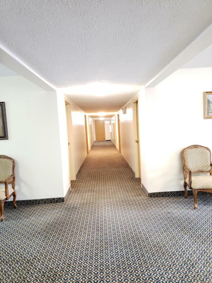 Tower Inn Estevan Kültér fotó
