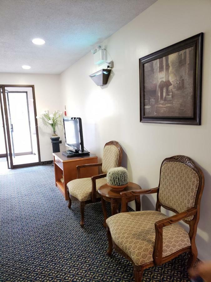 Tower Inn Estevan Kültér fotó