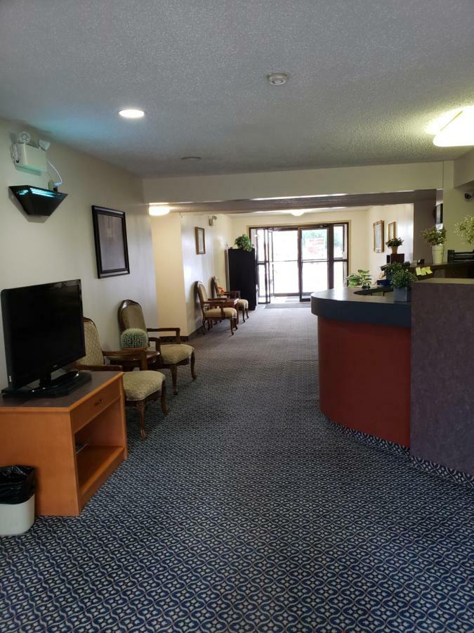 Tower Inn Estevan Kültér fotó