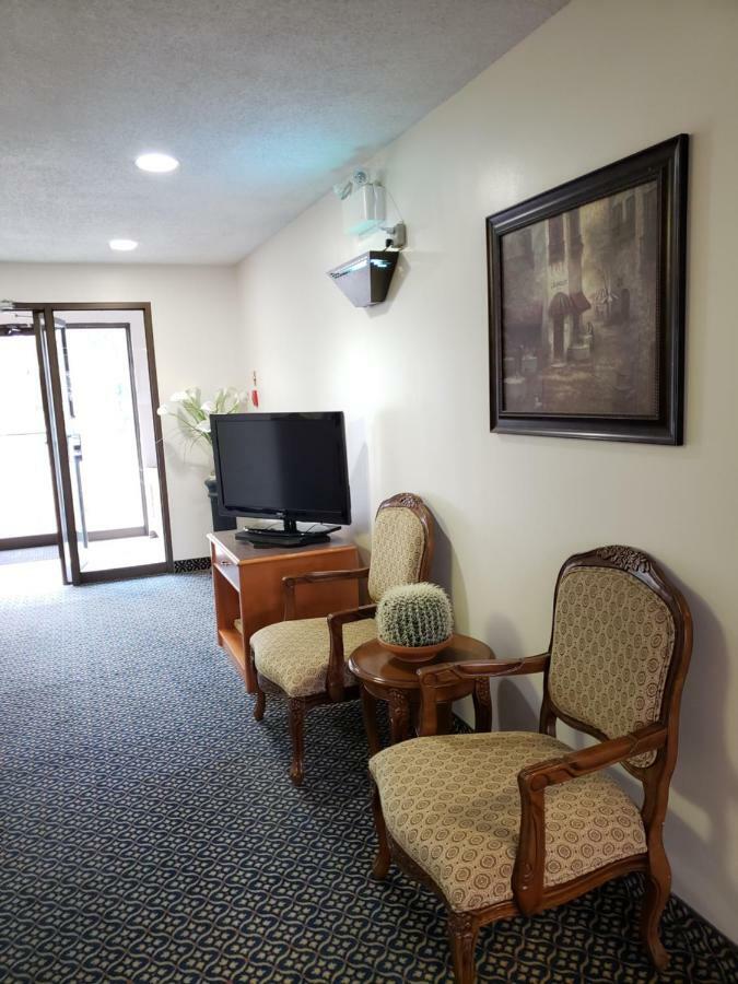 Tower Inn Estevan Kültér fotó