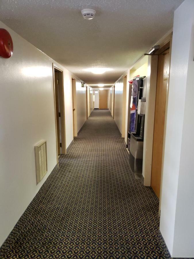 Tower Inn Estevan Kültér fotó